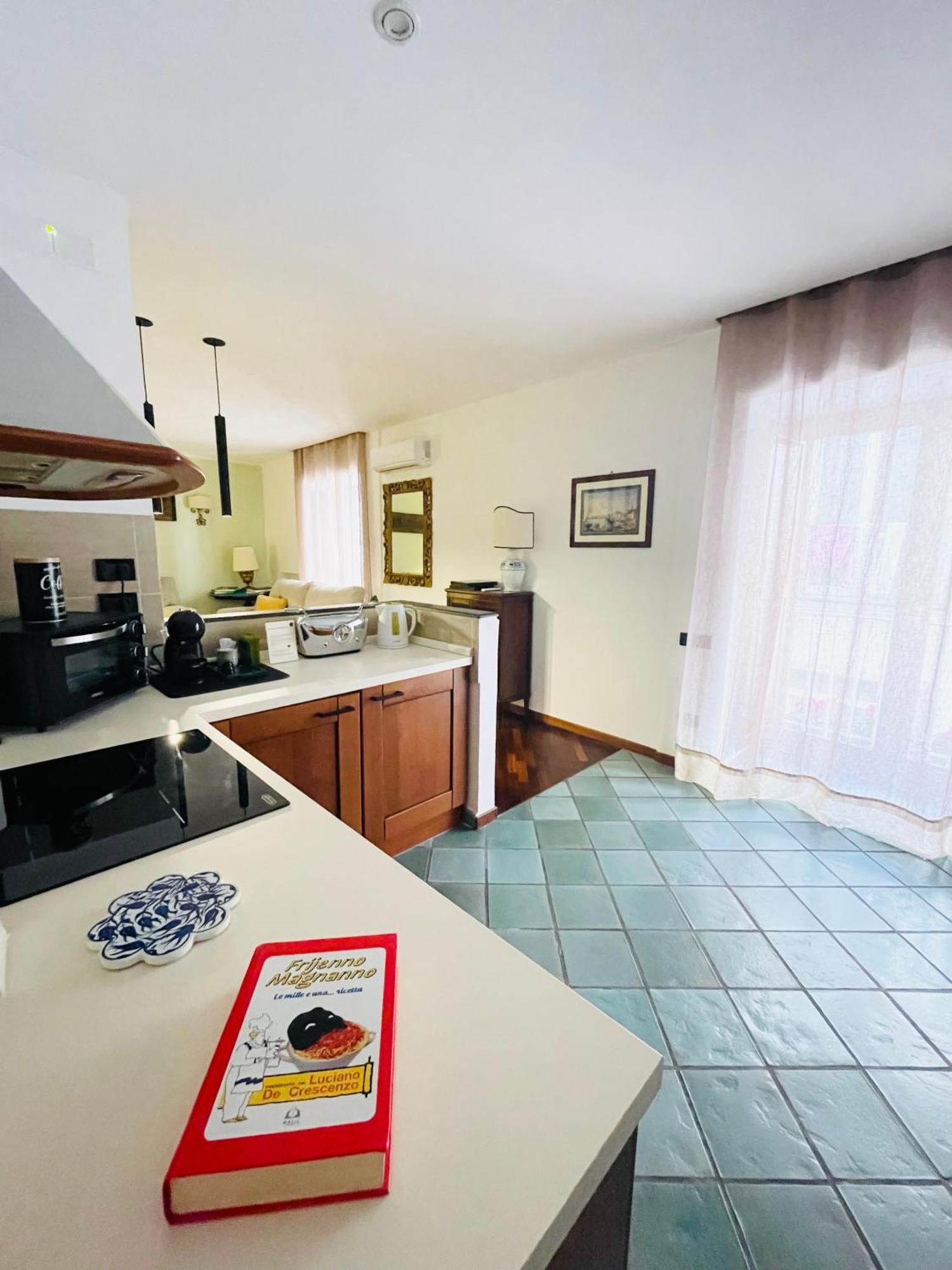 Re Gallo Luxury Apartment Plebiscito In Via Chiaia Napoli Bagian luar foto