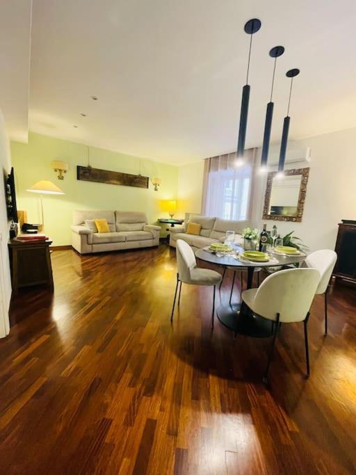 Re Gallo Luxury Apartment Plebiscito In Via Chiaia Napoli Bagian luar foto