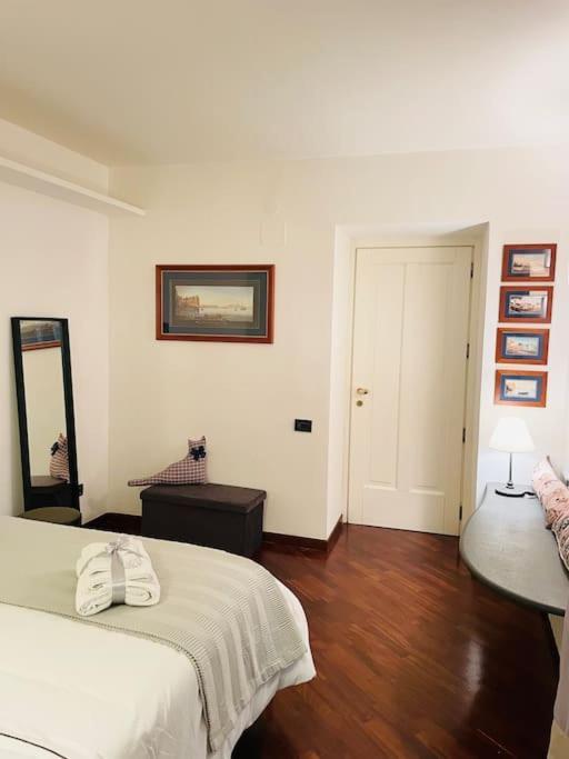 Re Gallo Luxury Apartment Plebiscito In Via Chiaia Napoli Bagian luar foto