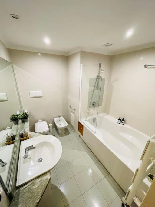 Re Gallo Luxury Apartment Plebiscito In Via Chiaia Napoli Bagian luar foto